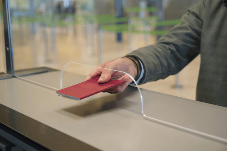 Pessoa segurando passaporte espanhol