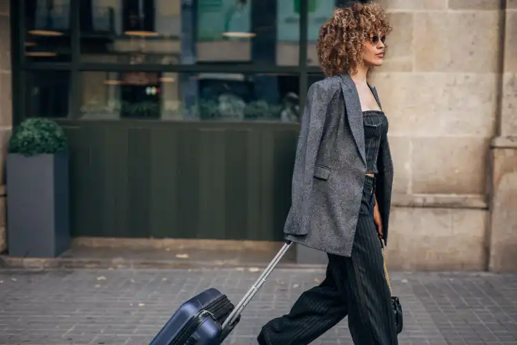 Mulher viajando tranquila com seu seguro viagem anual.
