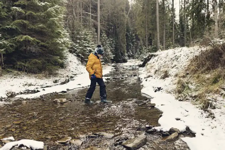 Viajar no frio requer atenção às roupas e sapatos, que devem proteger as extremidades do corpo