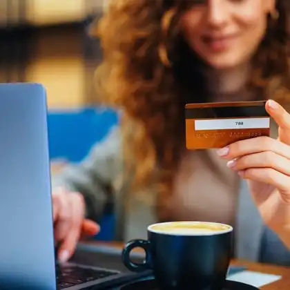 Mulher abre conta online em Portugal