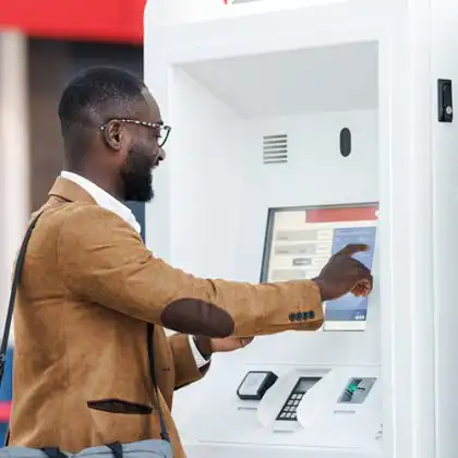 Homem usa quiosque de atendimento em banco após abrir conta na França