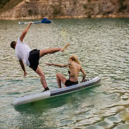 turista escorregando em prancha de stand up paddle na Europa