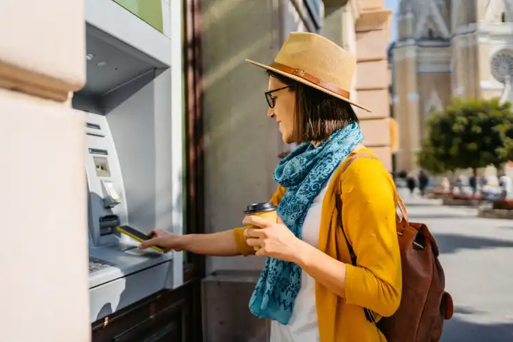 Mulher sacando dinheiro no ATM.