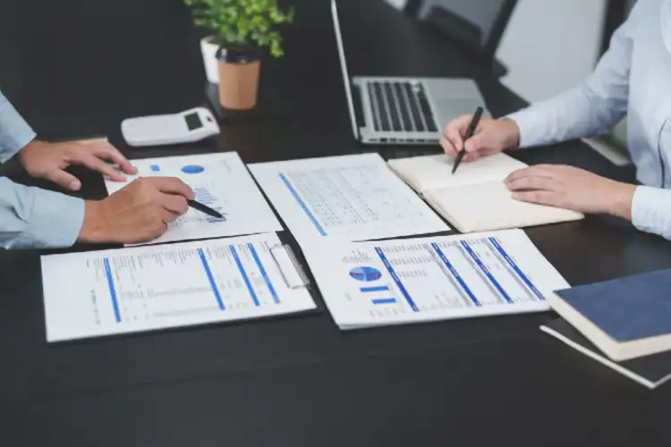 Para expandir para Europa, é preciso analisar a concorrência da sua empresa e criar seu plano de negócios