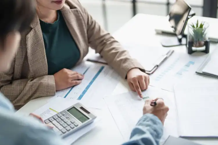 Profissional prestando assessoria para INR