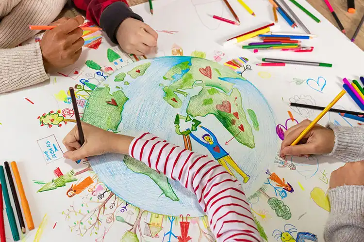 Professora e alunos colaborando em um desenho