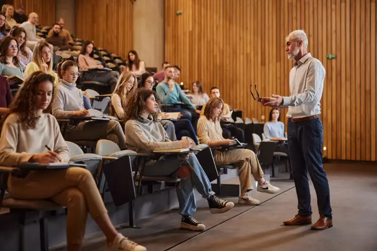 Professor e alunos em sala de aula na Itália