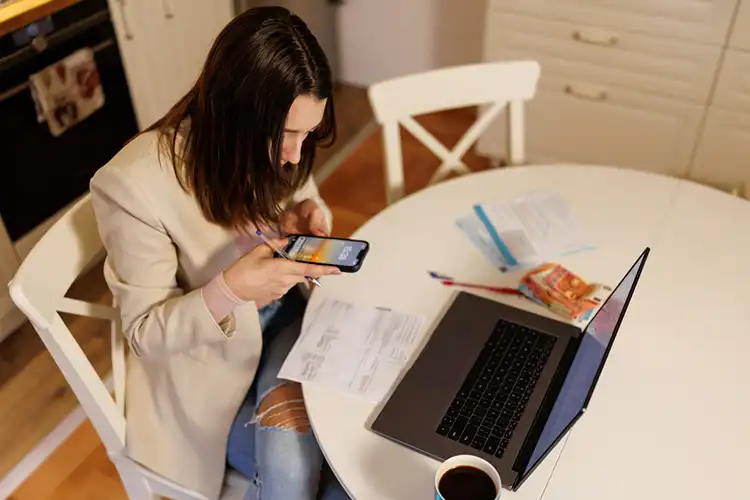 Mulher organizando as finanças em casa