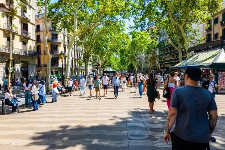 Rambla da Catalunya com turistas