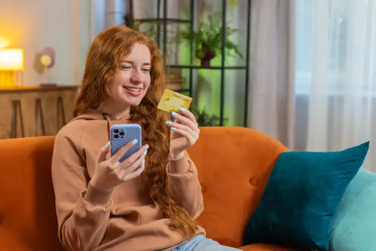 Jovem abrindo conta digital na Irlanda.