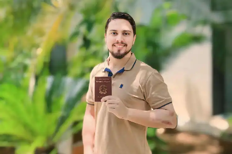 Homem segurando passaporte