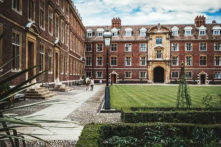 Uma universidade inglesa dá a dimensão da experiência no ensino britânico