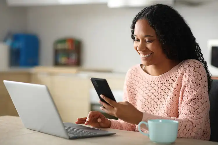 Au pair fazendo chamada de vídeo com amigos