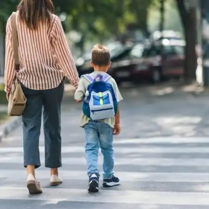 Mãe e filho andando de mãos dadas