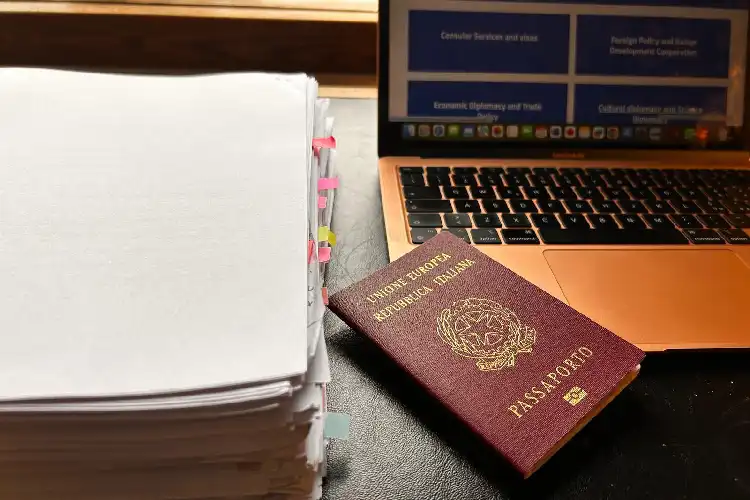 Passaporte em mesa com documentos