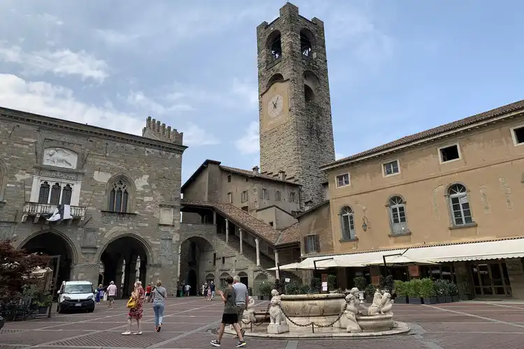 Bergamo é uma cidade italiana pequena, mas charmosa.