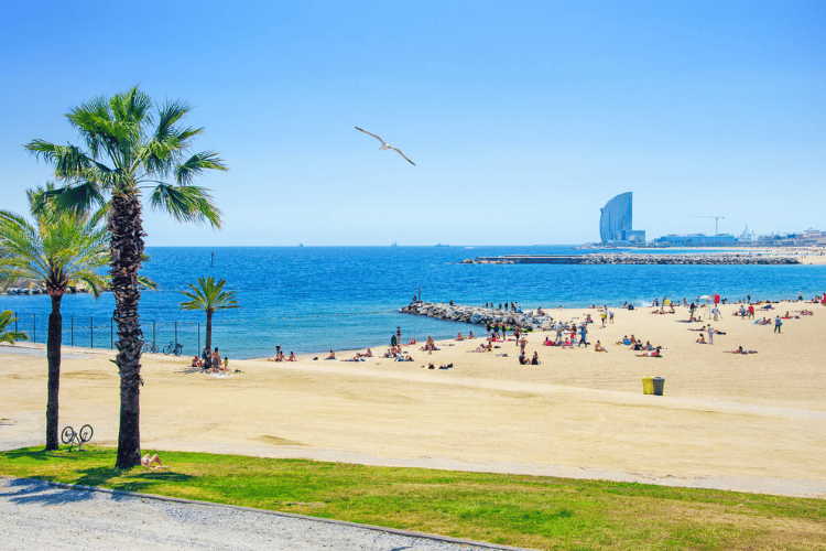 Barcelona tem praias e clima mediterrâneo