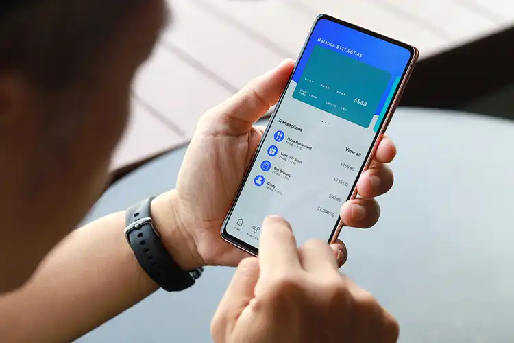 Homem com aplicativo de banco online em smartphone
