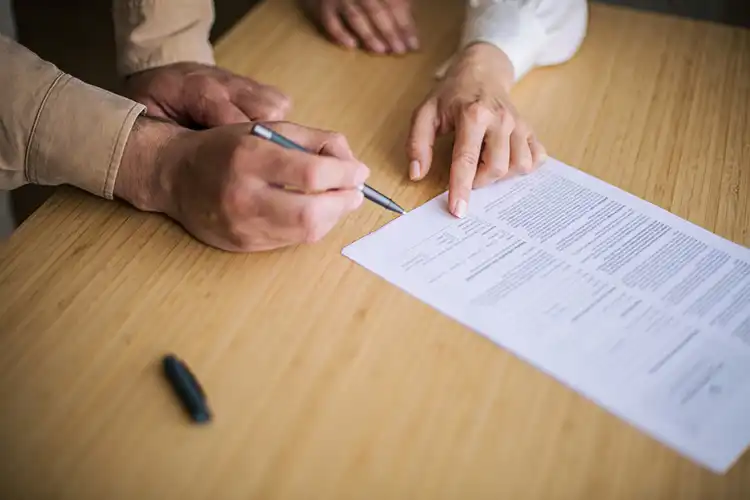 Assinatura de documento para visto de investidor em Portugal