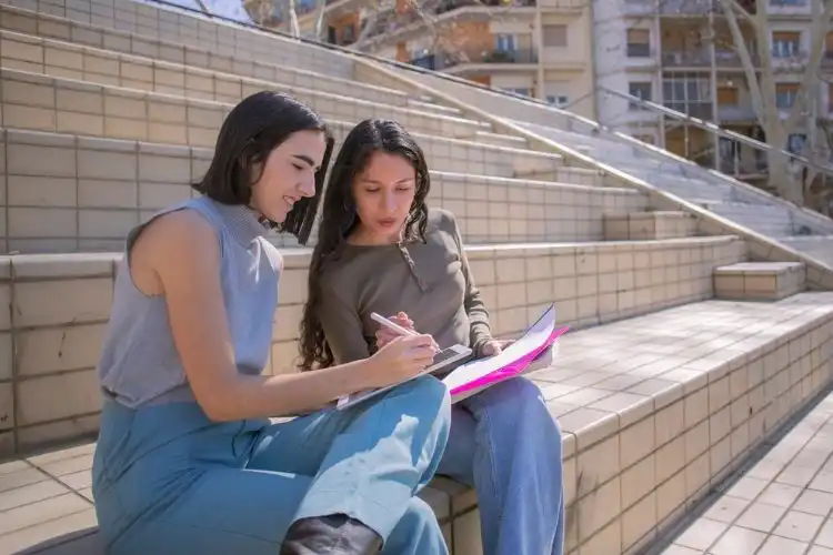Estudantes em Barcelona conversando