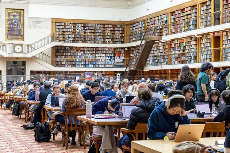 Biblioteca de universidade com alunos estudando