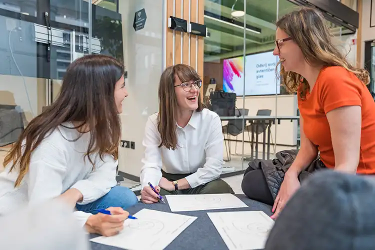 Colegas de trabalho riem no escritório