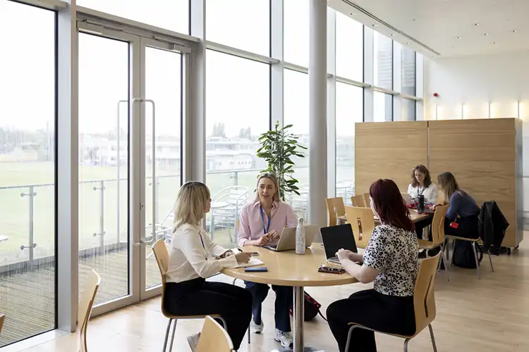 Estudantes vivendo uma experiência no ensino britânico