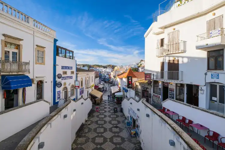 Albufeira, no Algarve, é uma ótima opção para quem busca qualidade de vida