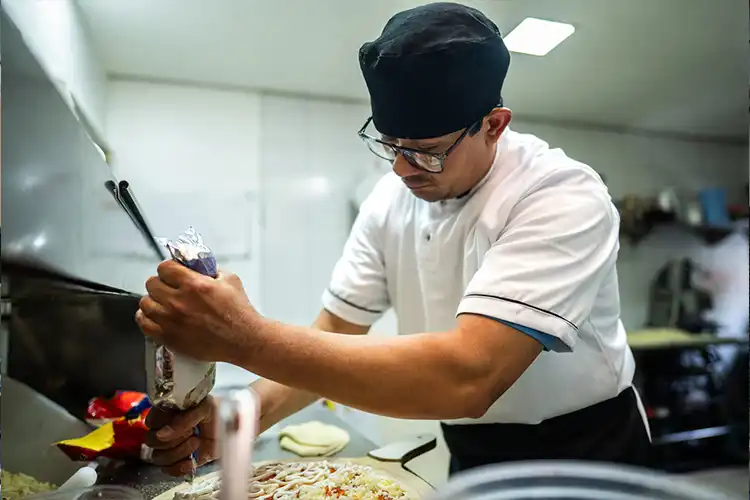 Pizza sendo feita no Brasil