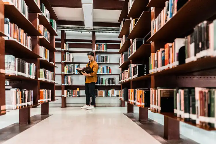 Aluno de mestrado em Portugal em uma biblioteca