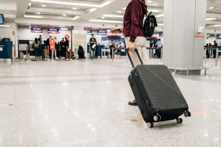 Viajante com seguro viagem no aeroporto.