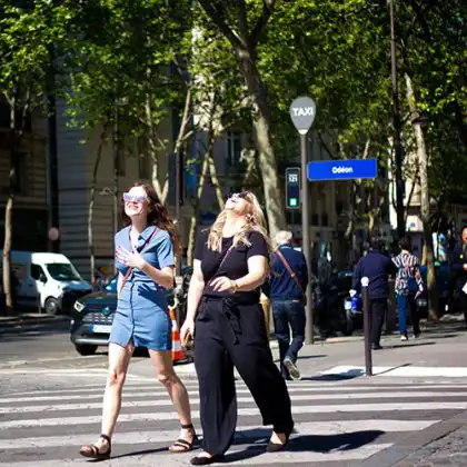 Amigas dando risada caminhando por Paris