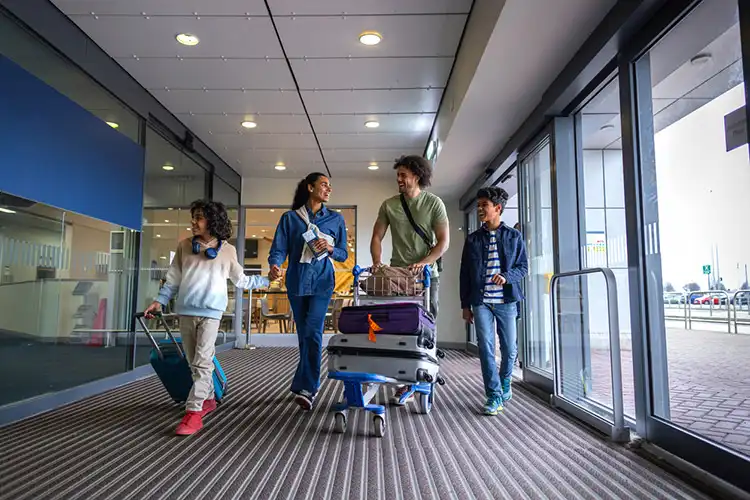 Família com bagagens em aeroporto 