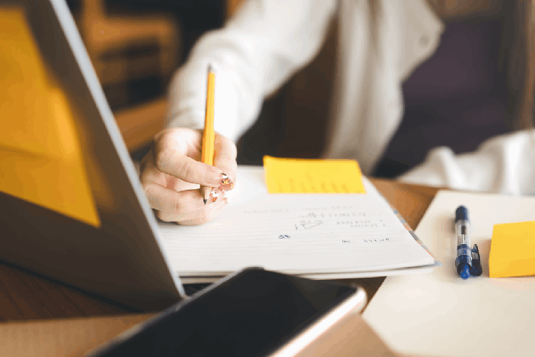 As universidades na Inglaterra exigem documentos que variam conforme edital