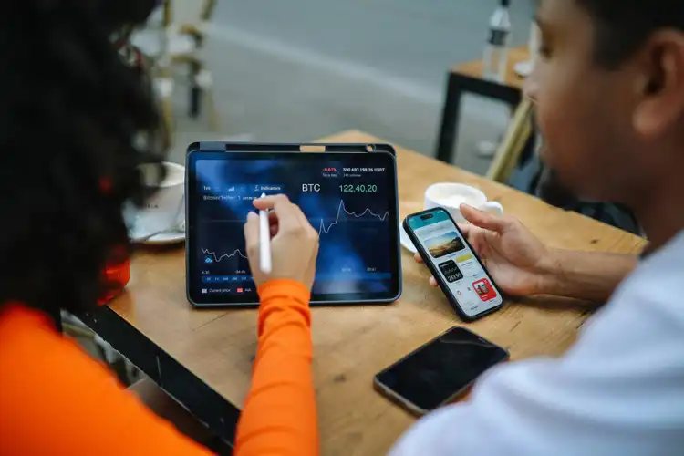 Homem e mulher fazendo aplicações de investimentos