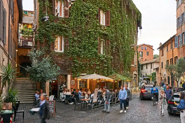 Bairro boêmio de Trastevere atrai turistas e moradores.