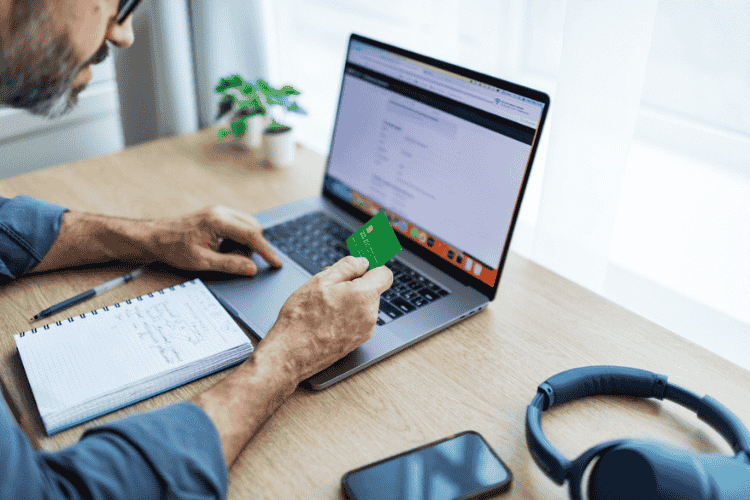 Homem aprendendo como abrir conta na Wise no notebook