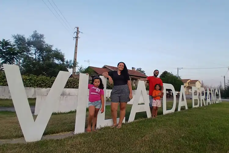 Família de brasileiros que moram no distrito de Aveiro