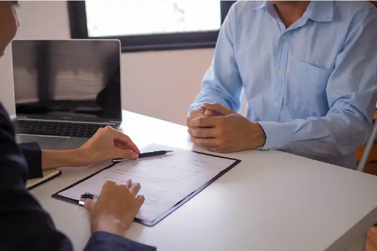 Profissional de assessoria ajudando cliente