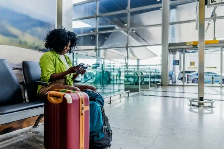 Pessoa viajando com visto para Portugal