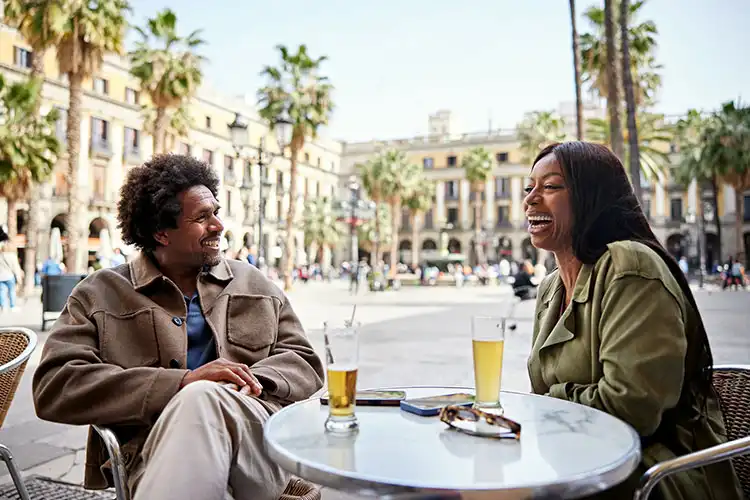 Brasileiros em Barcelona, Espanha tomando uma cerveja