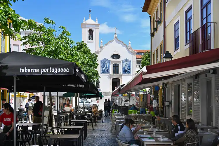 Calçadão com restaurantes, em frente à Igreja, no centro de Aveiro
