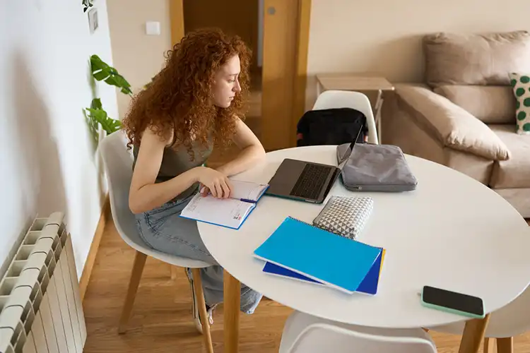 Mulher focada estudando em casa