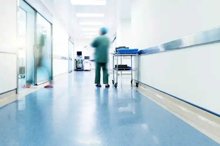 Médico em corredor de hospital
