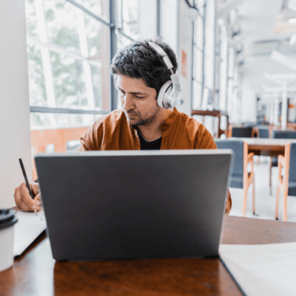 Estudante faz anotações durante aula online, em curso de inglês em Portugal.