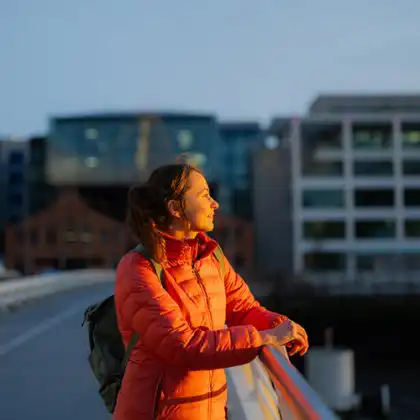 Residente admirando a paisagem de Dublin