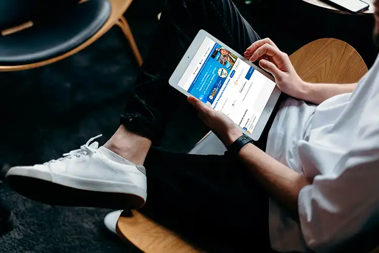 Homem usando o site do Vai de Promo no tablet