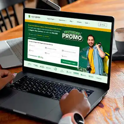 Computador aberto na página do Seguros Promo
