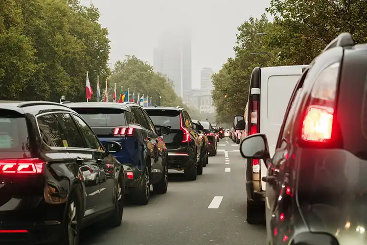 Rua em um engarrafamento em uma cidade da Europa
