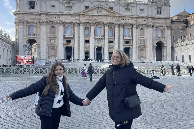 Isabela e filha em Roma
